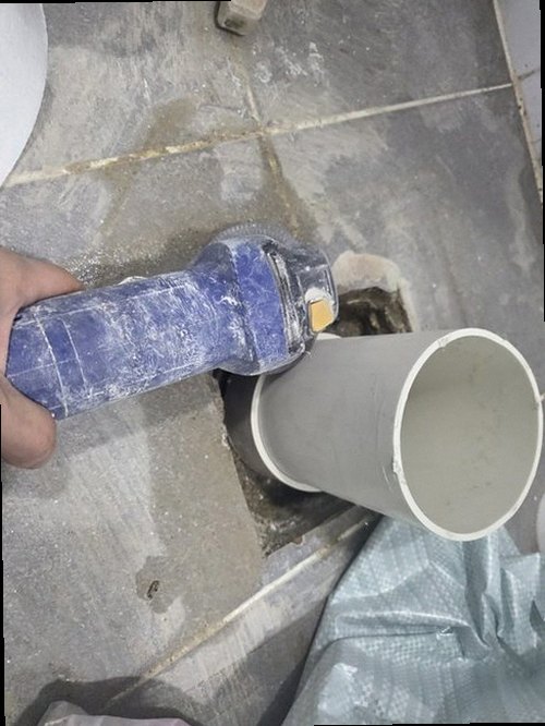 동안구 누수탐지 아래층 천장에 번진 누수 흔적과 현장 보양 상태