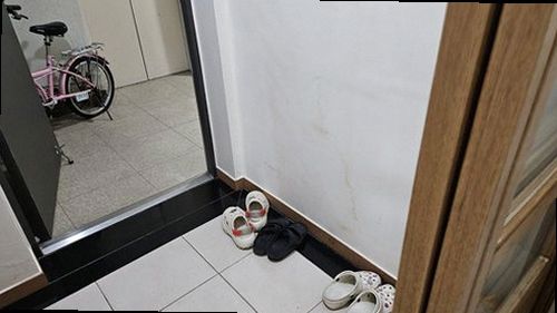 하남 누수탐지 수도계량기와 누수 탐지 장비를 이용해 배관을 점검하는 과정