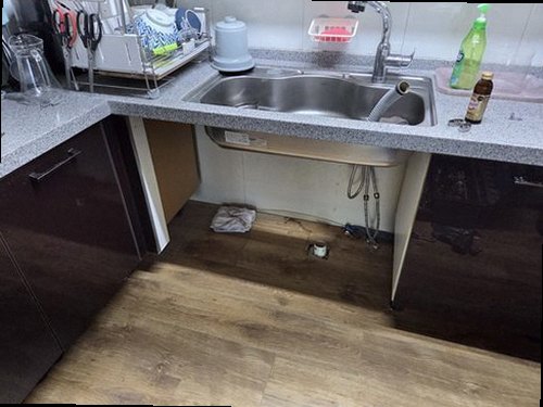 오산 누수탐지 싱크대 하부장 안쪽의 물자국과 배관 연결부 점검 모습