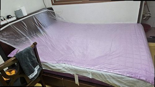 오산 누수탐지 천장 누수 흔적과 벽면 수분 상태를 확인하는 모습