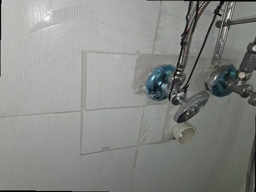 기장군 누수탐지 욕실 천장과 벽면의 누수 흔적을 확인하는 모습