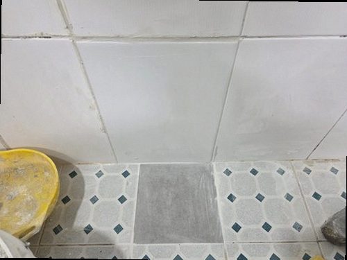 기장군 누수탐지 베란다 바닥과 창틀 주변의 누수 흔적을 확인하는 모습
