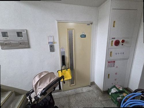 부여군 누수탐지 천장 누수 흔적과 배관 구조를 확인하는 모습