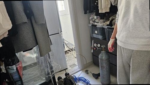부여군 누수탐지 가스탐지기와 청음탐지기를 이용해 누수 위치를 확인하는 현장