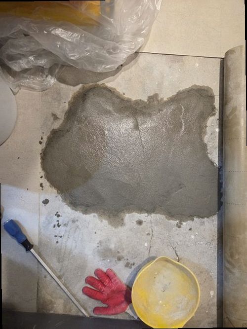 부여군 누수탐지 천장 얼룩과 벽면 습기를 점검하는 모습