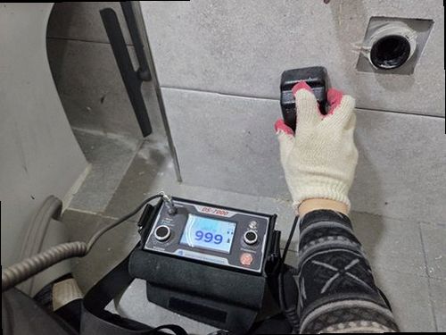 부여군 누수탐지 수도계량기 별침과 배관 점검 위치를 확인하는 모습