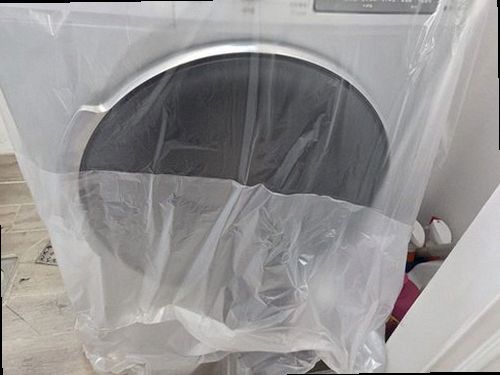 김포 누수탐지 베란다 천장 얼룩과 창틀 주변 누수 흔적을 점검하는 모습