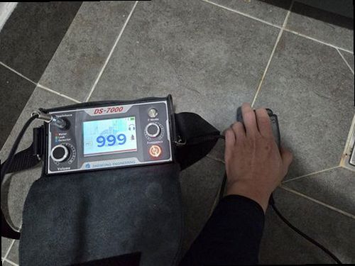 김포 누수탐지 천장 누수 흔적과 수분 측정기를 확인하는 현장