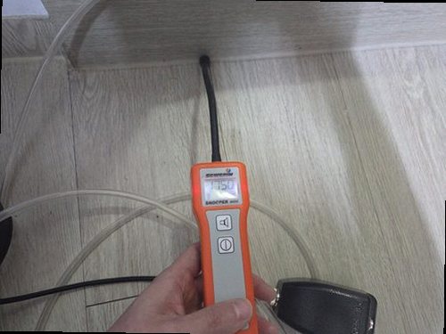 청주시 상당구 누수탐지 천장과 벽지에 나타난 누수 흔적을 확인하는 모습