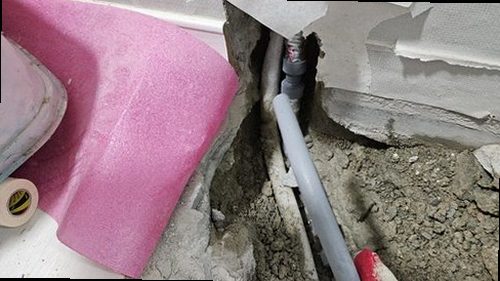 권선구 누수탐지 보일러와 난방 분배기 주변을 점검하는 모습