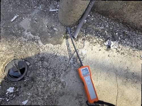 권선구 누수탐지 배관에 공압을 주입하고 압력계를 확인하는 과정