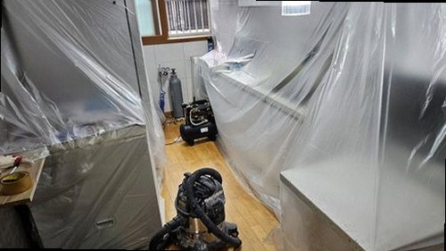 성동구 누수탐지 보일러 분배기와 압력 게이지를 확인하는 누수 점검 현장