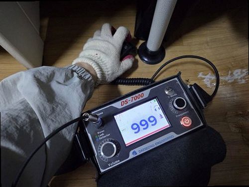 사상구 누수탐지 압력 게이지와 배관 검사 결과를 기록하는 현장 점검 모습