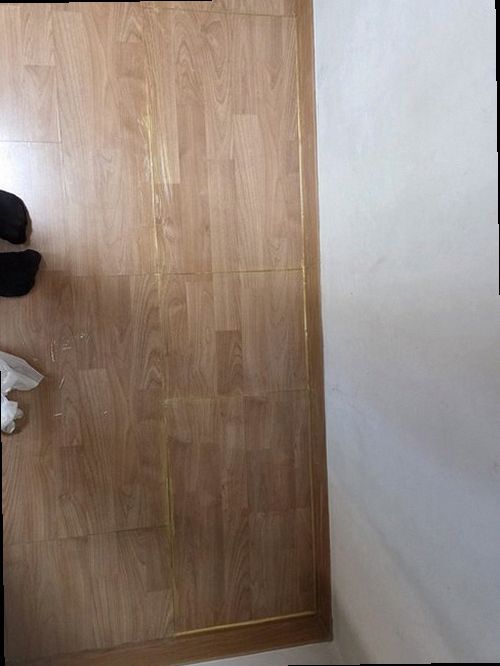 사상구 누수탐지 거실 천장 누수 흔적과 벽지 들뜸을 확인하는 현장