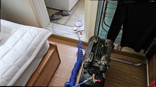 안성 누수탐지 배관 압력 게이지와 청음탐지 장비를 사용하는 모습