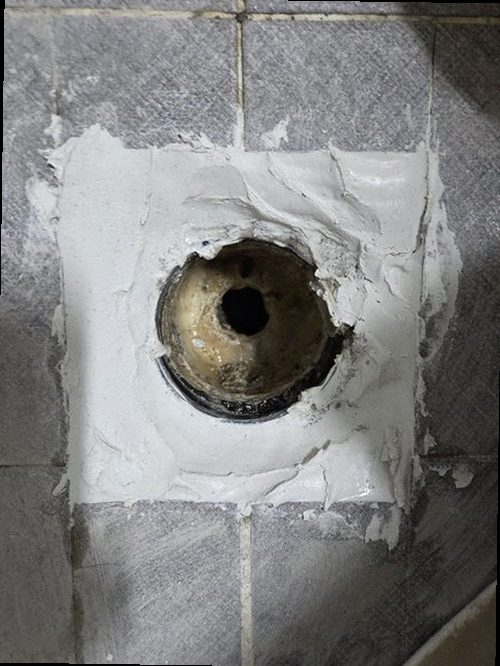 안성 누수탐지 천장과 벽 모서리에 번진 누수 흔적을 확인하는 현장