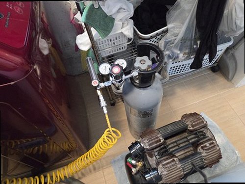 부산 중구 누수탐지 보일러와 난방 분배기 연결 상태를 확인하는 모습