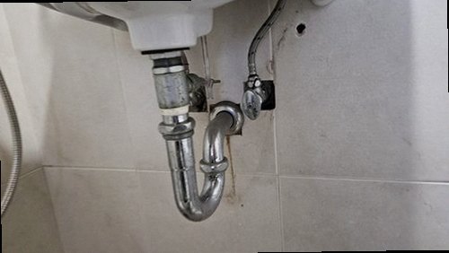 부산 중구 누수탐지 싱크대 하부 배관과 물자국을 확인하는 모습