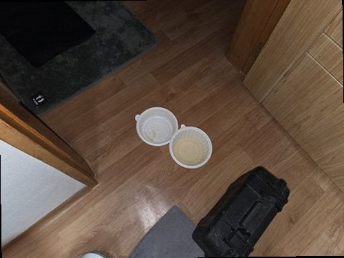 부산 중구 누수탐지 천장에 번진 누수 흔적과 점검 항목을 확인하는 모습
