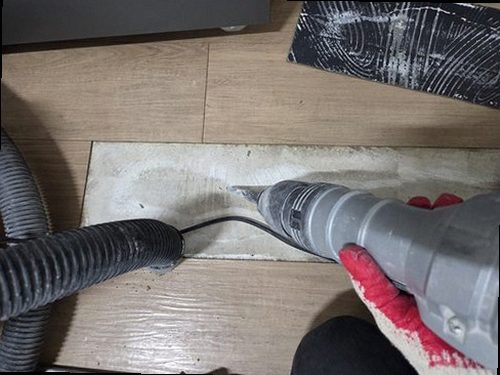 금산군 누수탐지 수도계량기 별침과 보일러 배관을 확인하는 모습