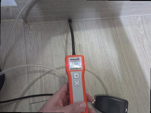 병점구 누수탐지 안방 벽면에 번진 누수 흔적과 들뜬 벽지