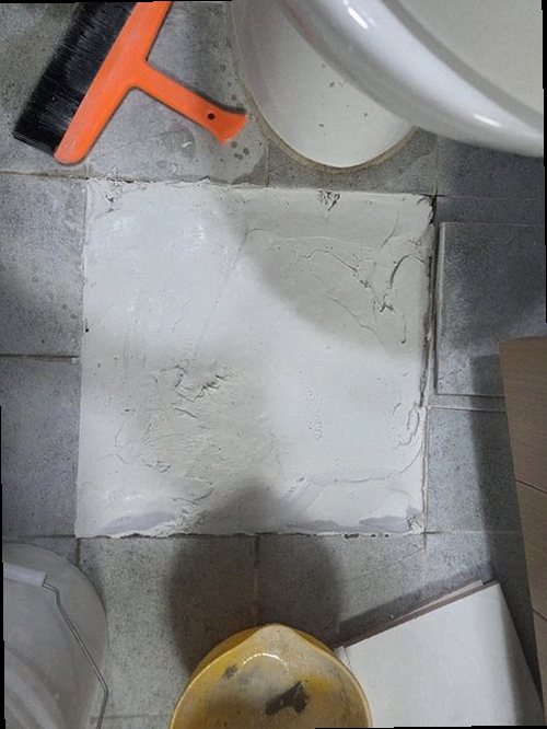 영종구 누수탐지 손상된 배수 연결부를 교체하고 바닥을 복구하는 작업