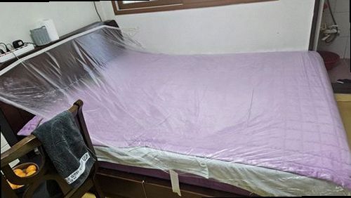 시흥 누수탐지 안방 천장 물자국과 벽면 누수 흔적을 확인하는 모습