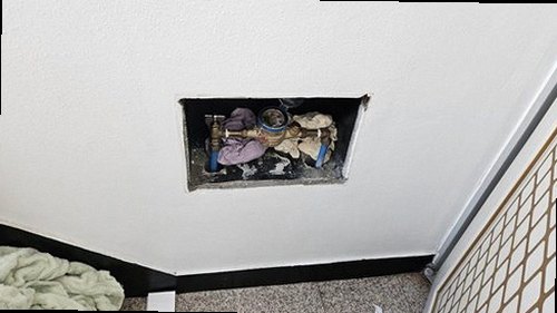 성북구 누수탐지 수도계량기 별침과 누수 피해 흔적을 확인하는 모습