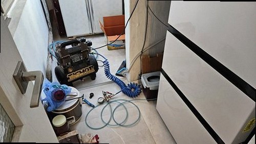 성북구 누수탐지 욕실 바닥과 천장 누수 흔적을 점검하는 모습