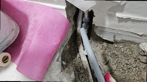 성북구 누수탐지 가스탐지기와 청음탐지기로 배관 누수 위치를 확인하는 모습