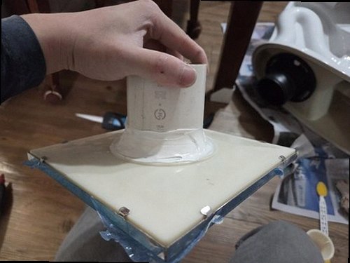 성북구 누수탐지 수도계량기 별침과 잠금 밸브를 확인하는 모습