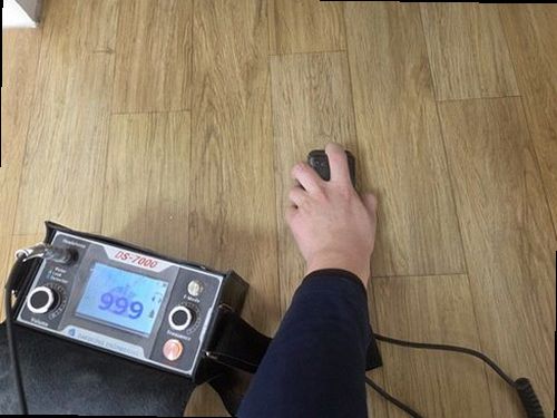 의정부 누수탐지 거실 벽면 누수 흔적과 수분 측정기 점검 모습