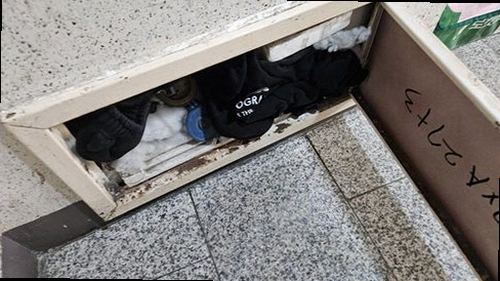 동래구 누수탐지 수도계량기 별침과 벽면 누수 흔적 확인 모습