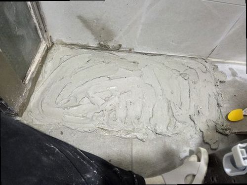 상록구 누수탐지 베란다 바닥과 아래층 천장 누수 흔적을 확인하는 현장
