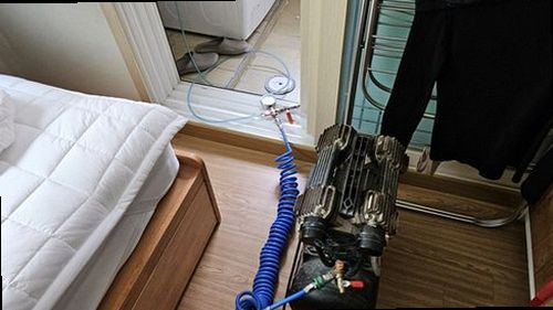 상록구 누수탐지 안방 천장과 벽지에 나타난 누수 흔적을 확인하는 현장