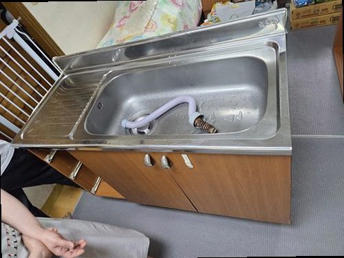 금정구 누수탐지 싱크대 하부장과 벽면 얼룩을 확인하는 누수 점검 현장