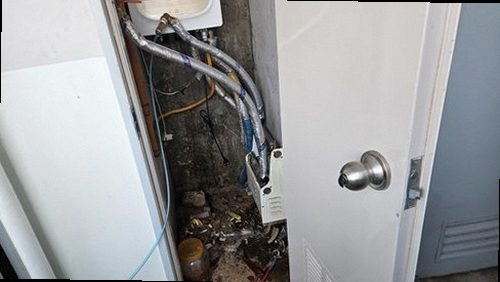 부산 남구 누수탐지 보일러와 난방 분배기 주변을 점검하는 모습
