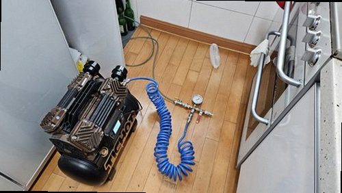 부산 남구 누수탐지 싱크대 하부장과 벽면의 누수 흔적을 확인하는 모습