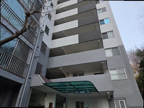 부산 남구 누수탐지 싱크대 하부 급수 호스와 배수 트랩 점검 모습