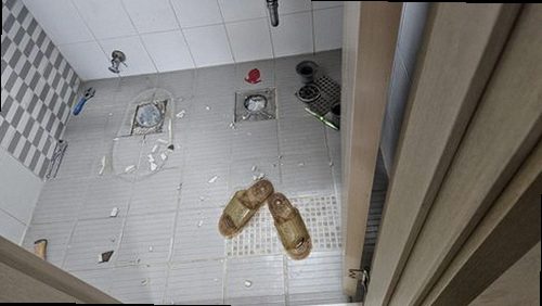 부산 남구 누수탐지 욕실 천장에 번진 누수 얼룩과 벽면 수분 흔적