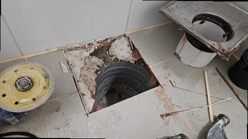 대전 서구 누수탐지 벽면 누수 흔적과 수분 측정 장비를 확인하는 현장