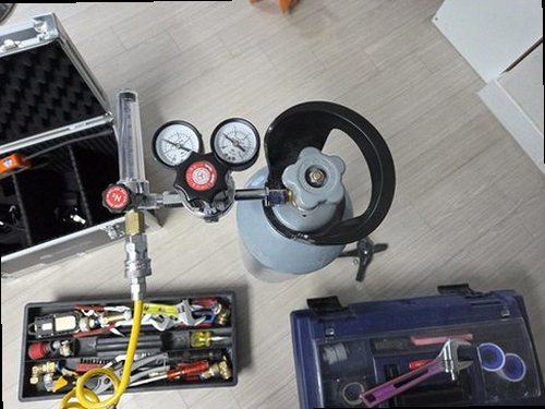 광명 누수탐지 공압 게이지와 가스탐지기를 이용해 배관 상태를 검사하는 과정