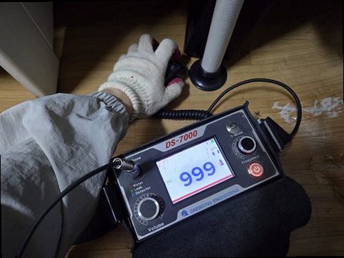 광명 누수탐지 누수 원인 보수 후 건조 상태와 마감면을 확인하는 모습