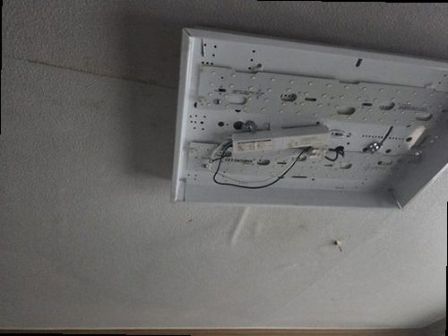 부산 서구 누수탐지 수도계량기 별침과 잠금 밸브를 확인하는 모습