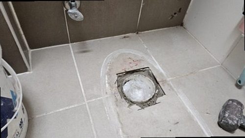 중랑구 누수탐지 욕실 천장에 발생한 물자국과 누수 피해 상태