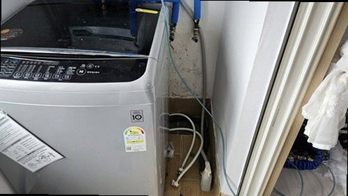 노원구 누수탐지 베란다 창틀과 외벽에 나타난 누수 흔적 점검 모습