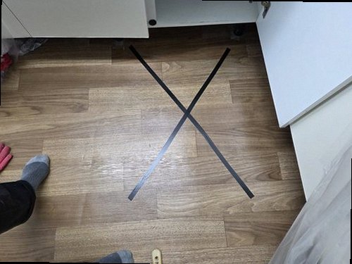 노원구 누수탐지 거실 천장과 벽면에 나타난 누수 흔적을 확인하는 모습