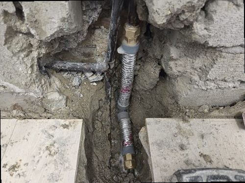 포천 누수탐지 보일러와 분배기 주변 배관을 점검하는 모습
