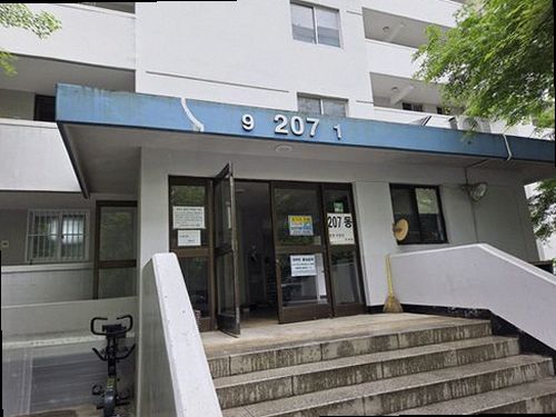 포천 누수탐지 거실 천장 모서리에 나타난 누수 흔적과 벽지 변색