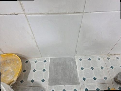 일산동구 누수탐지 베란다 바닥과 창틀 주변의 누수 흔적을 확인하는 모습